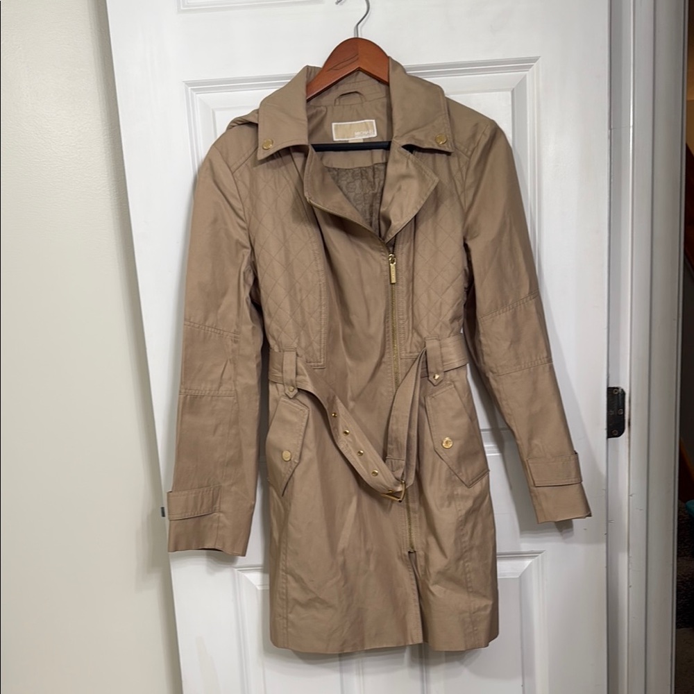Tan (short) Trench/Rain Coat with Belt and Classic Collar